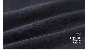 Nahaufnahme der weichen Fleece-Stoffstruktur einer warmen Outdoor-Wendeveste