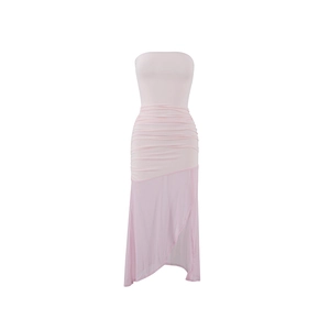 Dettaglio dell'abito a fascia rosa chiaro con patchwork in mesh e orlo irregolare