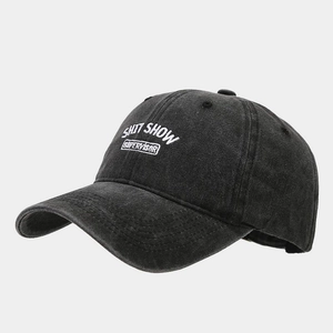 Broderie détaillée SHIT SHOW SUPERVISOR sur une casquette en coton délavé anthracite