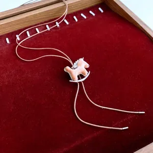 Collier Pendentif Cheval À Bascule Rétro Bois Cuivre Long Cordon Brun Chaîne De Pull Bijoux Mode Pour Femmes