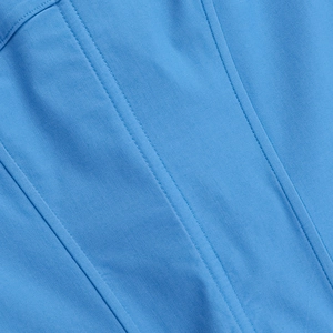Gros plan sur un tissu tissé bleu vif avec coutures précises et texture sergée