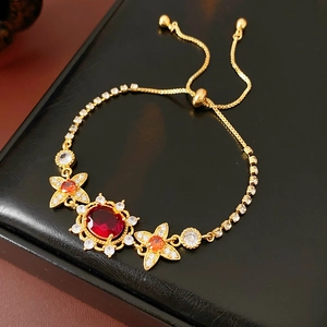 Details eines Vintage-Goldarmbands mit rotem ovalem Zirkon und floralen Akzenten