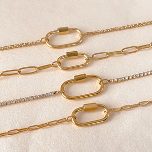 Set bracciali a conchiglia in acciaio dorato con chiusure a vite decorative e zirconi
