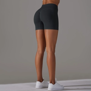 Dettaglio dei pantaloncini fitness a vita alta senza cuciture con effetto push-up