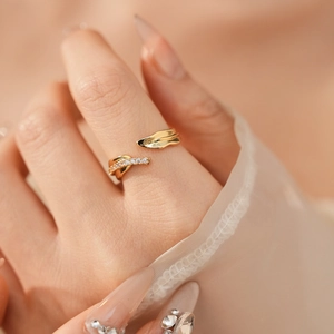Vue détaillée d'une bague branche ajustable plaquée or avec zircons sur un mannequin