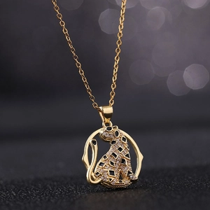 Collier léopard de style ethnique avec pavé de zircons et finition dorée