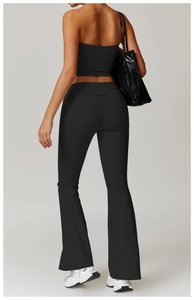 Vue arrière d'un ensemble de sport noir avec pantalon évasé taille haute et top