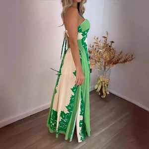 Abito lungo con scollo all'americana e stampa floreale verde e bianca con spacco