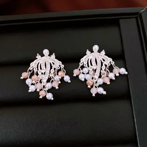 Orecchini pendenti vintage con perle e nappe in metallo argentato e cristalli