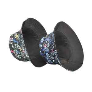 Vue détaillée de bobs à motif floral coloré avec bords à surpiqûres multiples