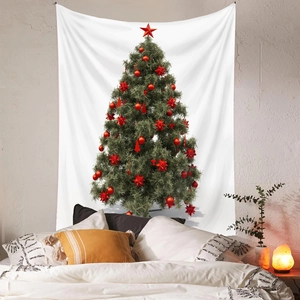 Vista dettagliata di un arazzo con albero di Natale su una parete materica in una camera