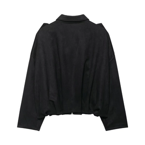 Vue arrière de la veste bomber en daim noir montrant la texture et les détails du bas