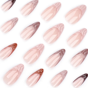Faux ongles amande 3D marron Maillard avec texture marbrée œil de chat style français