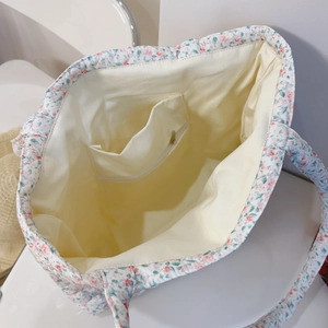 Intérieur détaillé du cabas en coton matelassé avec doublure et poche zippée