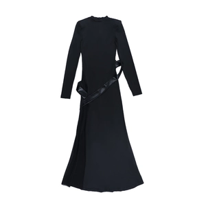 Détail de la ceinture en cuir élégante sur cette robe noire moulante à manches longues