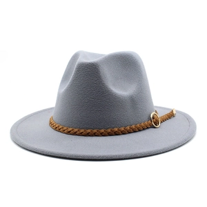 Dettaglio cappello in feltro grigio scuro con fascia intrecciata marrone e fibbia oro