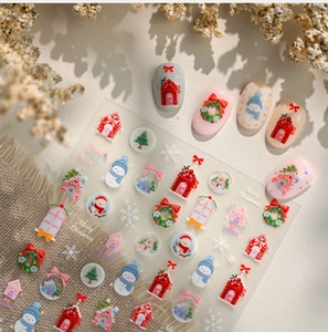 Détail d'autocollants pour ongles de Noël avec bonhommes de neige et motifs de sapins