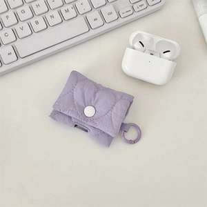 Dettaglio della custodia AirPods viola trapuntata a cuore con chiusura a bottone