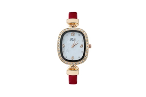 Gros plan du boîtier ovale doré avec lunette en cristal et bracelet en cuir rouge