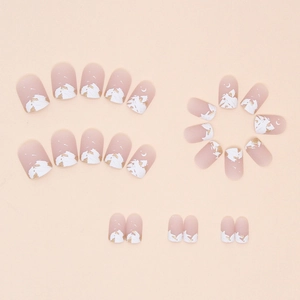 Faux ongles mats courts avec motifs de montagnes enneigées blanches et dorures fines