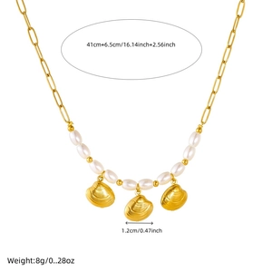 Collier chaîne trombone plaqué or avec perles blanches et trois pendentifs coquillages