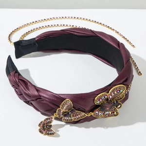 Detailaufnahme weinrotes geflochtenes Lederstirnband mit Kristallschmetterlingen und Kette
