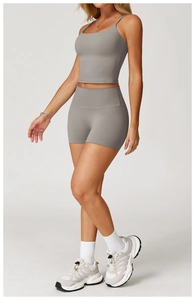 Détail d'un ensemble de yoga gris avec tissu anti-humidité et short de sport taille haute