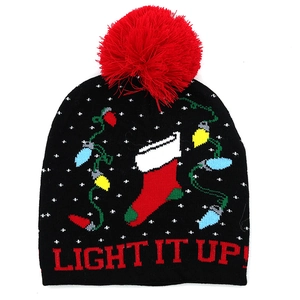Detail der Strick-Weihnachtsmütze mit rotem Bommel und LIGHT IT UP Bestickung