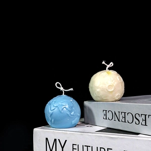 Dettaglio di candele terra blu e luna beige con trame superficiali realistiche