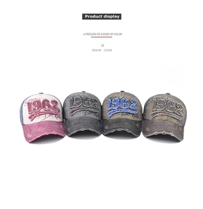 Détails de casquettes vintage délavées avec broderie 1962 et finitions usées usagées