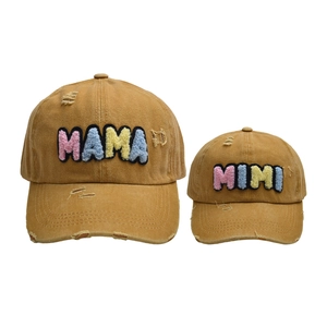 Détail de casquettes vintage vieillies avec écussons en chenille MAMA et MINI colorés