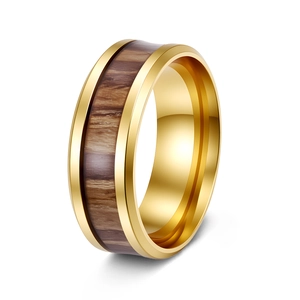 Détail d'une bague en acier inoxydable doré avec une incrustation en bois de teck