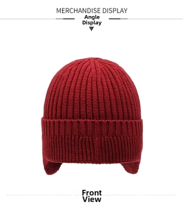Dettaglio frontale di un cappello in maglia a coste rosso scuro con paraorecchie e pile