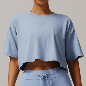 Ensemble de sport bleu clair pour femme avec t-shirt court et short assorti