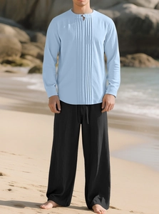 Leinen-Set für Herren: Hellblaues Plissee-Hemd mit Stehkragen und schwarze Kordelzug-Hose