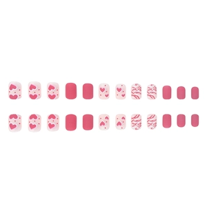Unghie finte corte rosa con motivi a cuore e texture alla moda a strisce di tigre
