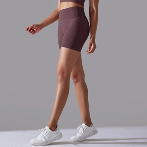 Gros plan du short de fitness sans couture à taille haute montrant la texture du tissu