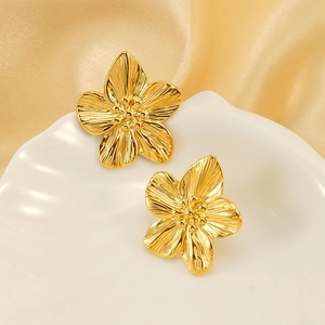 Orecchini a lobo a forma di fiore in acciaio placcato oro 18K su piatto in ceramica bianca