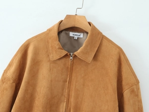 Detailaufnahme der camelfarbenen Wildlederimitat-Jacke mit Metallreißverschluss