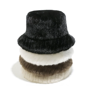 Bobs en fausse fourrure en noir, blanc, marron et beige pour la chaleur hivernale