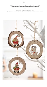 Dettaglio dei pendenti natalizi in legno con motivi di Babbo Natale, Renna e Pupazzo di neve