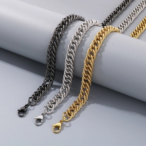 Vista dettagliata di bracciali a catena barbazzale neri, argento e oro con chiusura a moschettone