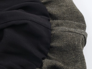 Dettaglio ravvicinato che mostra tessuto liscio nero e trama in tweed grigio-marrone