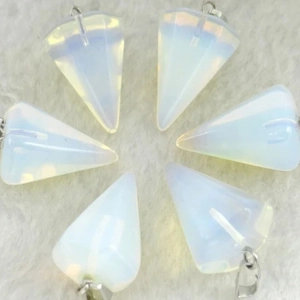 Lot de six pendentifs hexagonaux en opale avec bélière argentée sur fond en peluche blanc