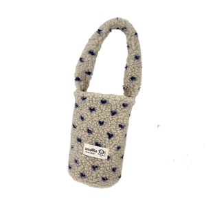 Plush beige heart pattern cup carrier bag made of soft sherpa fleece with a woven label