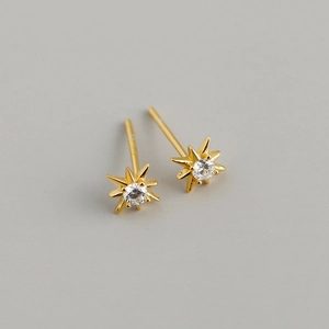 Detailed close-up of S925 silver star earrings with gold plating and sparkling zircon
