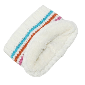Dettaglio della morbida fodera in pile bianco e strisce colorate su sciarpa e cappello