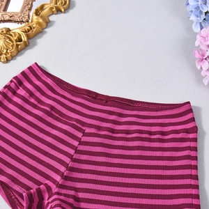 Detail von rosa und lila gestreiften Strickshorts mit weicher Rippstruktur und Gummibund