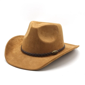 Detail eines braunen Cowboyhuts aus Wildlederimitat mit Lederband und Stierkopf-Schnalle