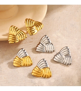 Détail de boucles d'oreilles triangulaires géométriques en or, argent et métal bicolore
